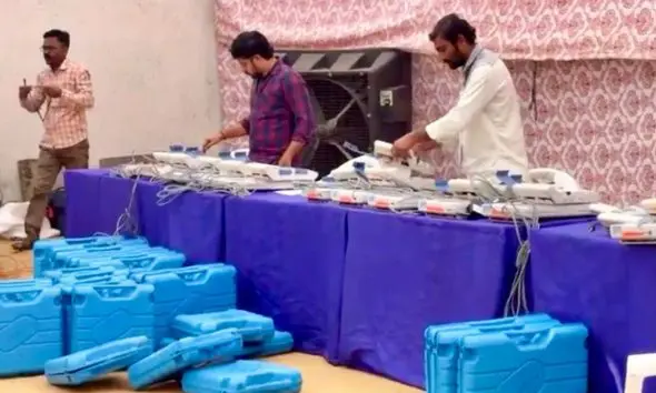 વડોદરા મહાનગરપાલિકાની ચૂંટણીની તૈયારીઓ શરૂ, એન્જિનિયરોએ EVM નું પ્રથમ લેવલ ચેકિંગ હાથ ધર્યું