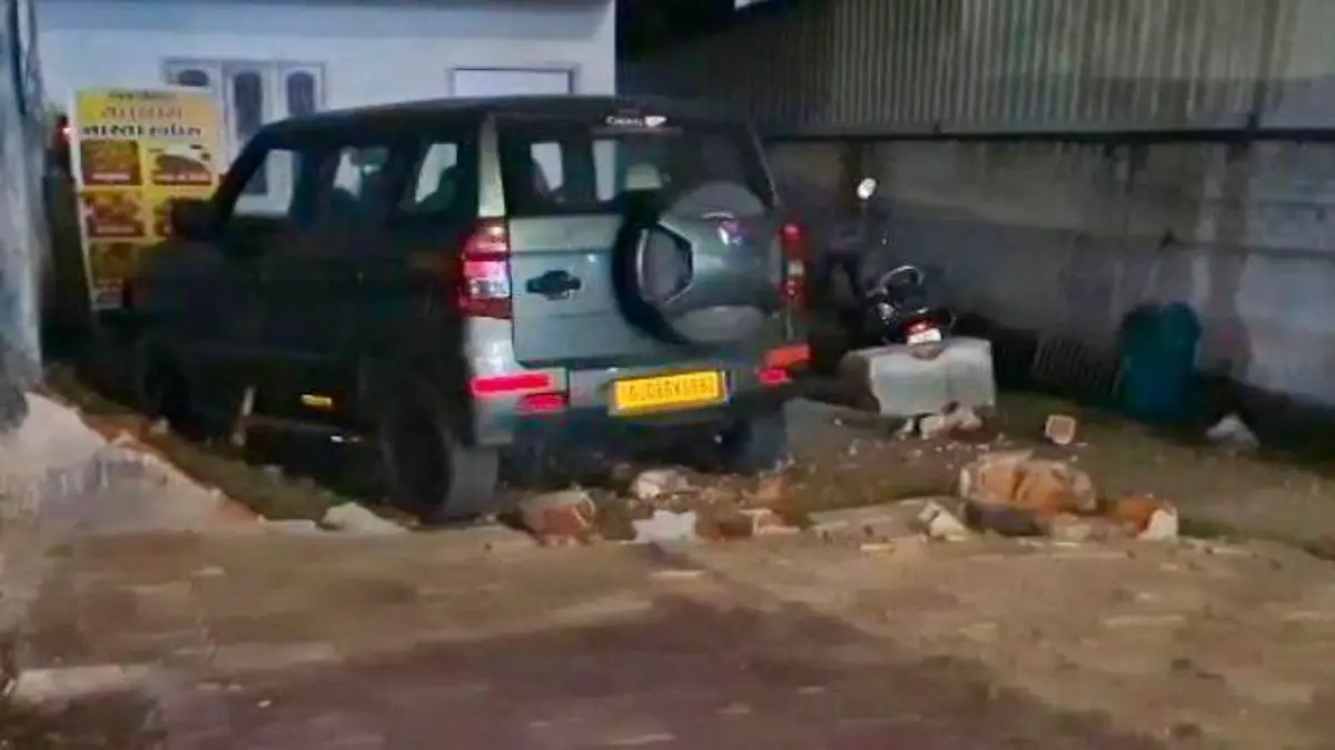 Vadodara: બંસલ મોલ સામે MGVCLની ગાડી દીવાલ તોડી ઘરમાં ઘૂસી; ચાર કર્મચારીઓ ફરાર, મોટી જાનહાની ટળી