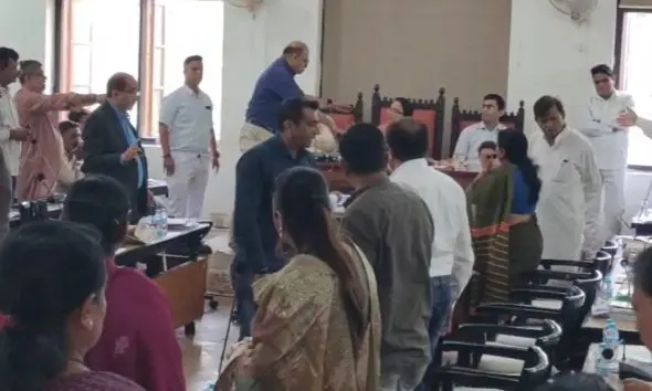 vadodara-municipal-corporation-budget-passed-amid-chaos-7-opposition-councillors-suspended