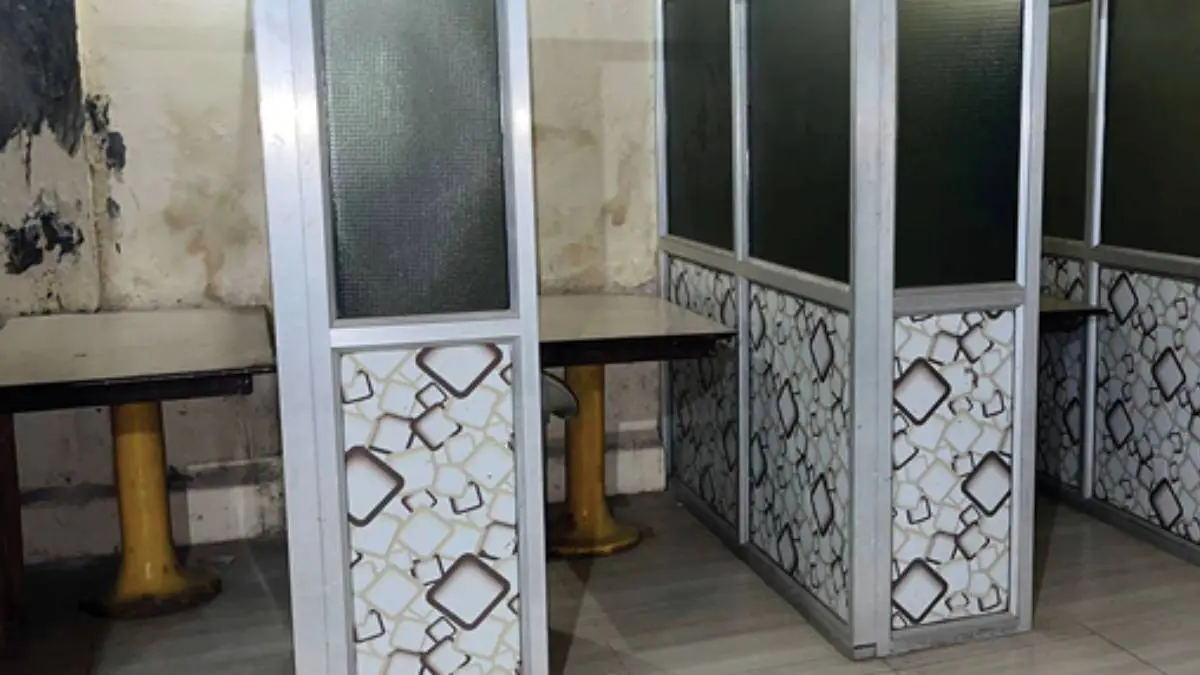 vadodara-police-bans-couple-boxes-in-cafes-and-hotels-strict-guidelines-issued-696718