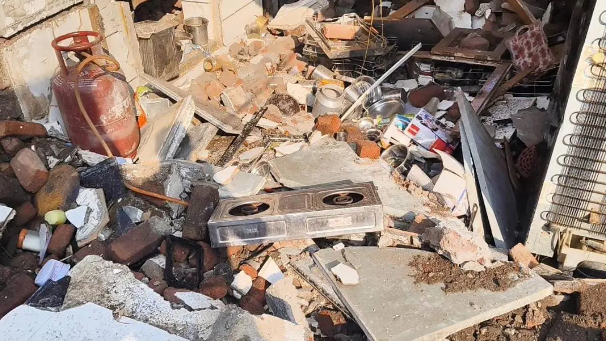 amreli-news-kitchen-collapses-after-mystery-blast-in-babara-village-693829