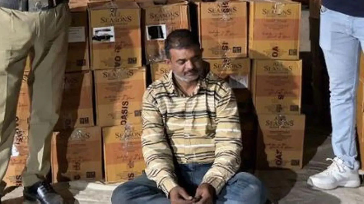 Ahmedabad News: હેલ્મેટની આડમાં દારુની હેરાફારી, પોલીસે 63 લાખના વિદેશી દારુ સાથે એકની ધરપકડ કરી