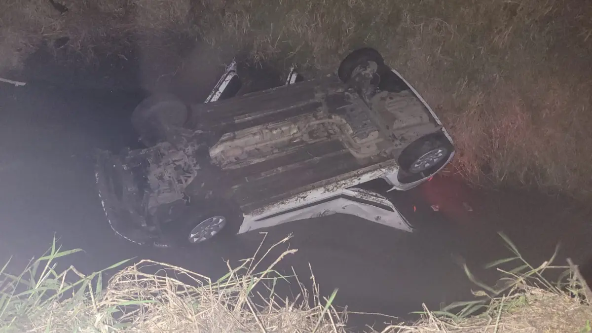 Surat: દાંડી-નરથાણ રોડ પર નહેરમાં ખાબકી કાર; સ્થાનિકોએ દંપતી-બે પુત્રોને બહાર કાઢ્યા, પરિવારનો થયો ચમત્કારિક બચાવ 