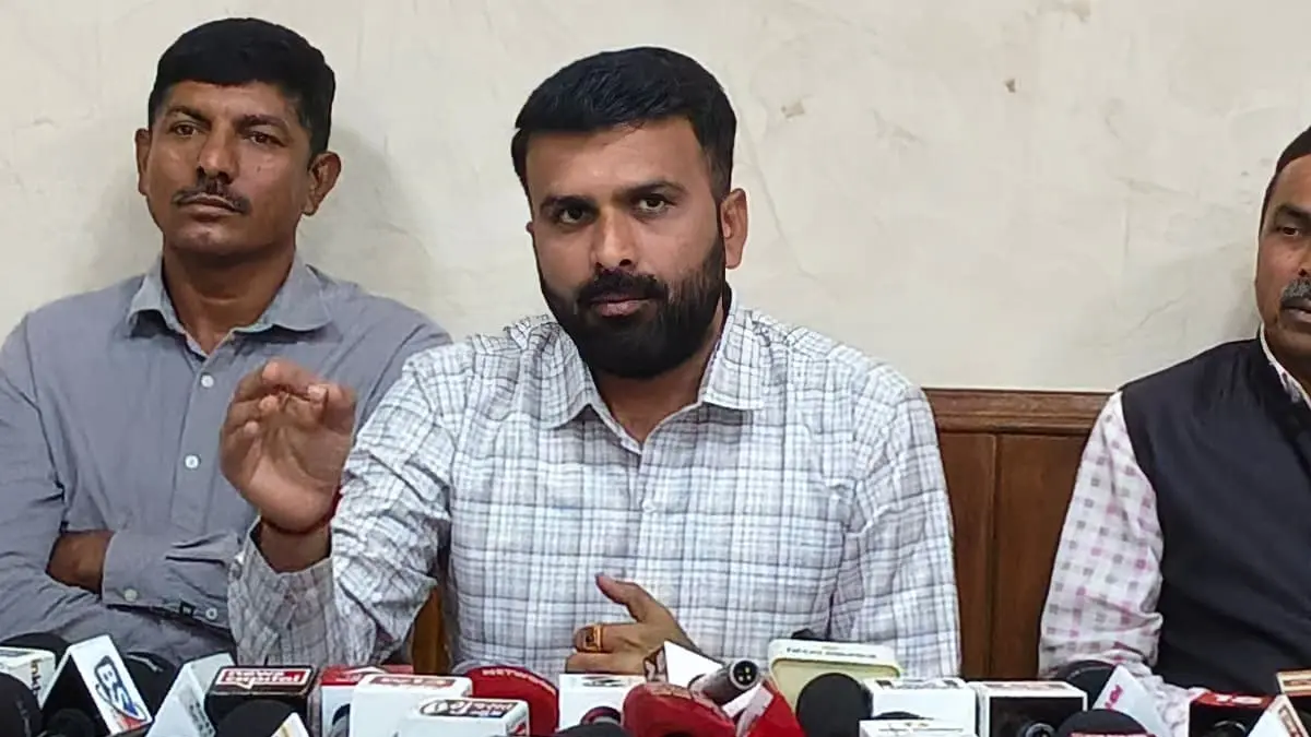 Raju Karpada: સ્થાનિક સ્વરાજ્ય ચૂંટણી પહેલા મોટી રાજકીય હલચલ, ખેડૂત નેતા રાજુ કરપડા સમર્થકો સાથે ભાજપમાં જોડાયા