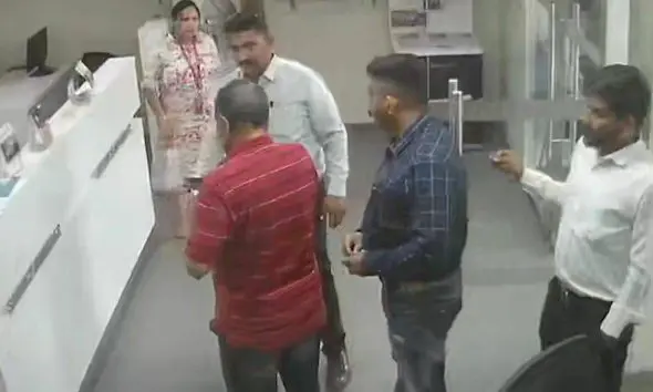 વડોદરામાં ‘ડિજિટલ અરેસ્ટ’: 5 દિવસ માનસિક ત્રાસ આપી 16 લાખની માંગણી, પોલીસની સતર્કતાએ ફ્રોડ થતાં અટકાવ્યું