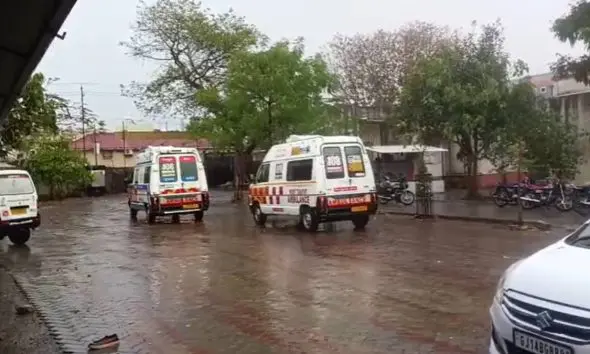 ગીર સોમનાથમાં ખેડૂતો પર કુદરત રૂઠીઃ કમોસમી વરસાદથી કેસર કેરીના પાક પર તોળાતું જોખમ, આકાશમાંથી વીજળી પડતાં 3 યુવતીઓ દાઝી