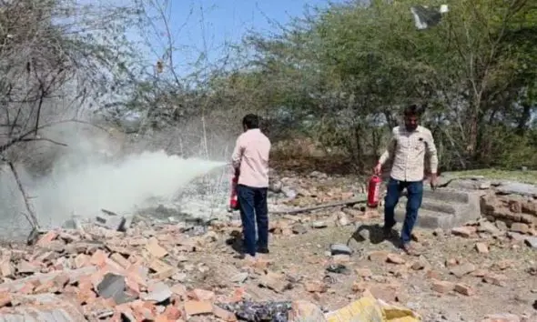 Botad: બરવાળામાં ફટાકડાની ફેક્ટરીમાં પ્રચંડ બ્લાસ્ટ થતાં એકનું મોત, કામ કરી રહેલા મજૂરના શરીરના અંગો ઉડીને દૂર ખેતરમાં જઈને પડ્યા