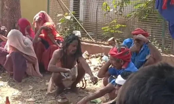 છોટા ઉદેપુરમાં અંધશ્રદ્ધાનો અજીબ ખેલઃ દર્દીના મોત બાદ પરિવારજનોએ હોસ્પિટલના ગેટ પર આત્માને લઈ જવાની વિધિ કરતાં લોકોમાં કુતૂહલ