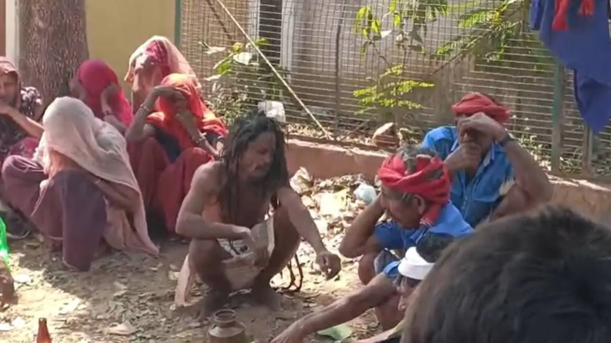 છોટા ઉદેપુરમાં અંધશ્રદ્ધાનો અજીબ ખેલઃ દર્દીના મોત બાદ પરિવારજનોએ હોસ્પિટલના ગેટ પર આત્માને લઈ જવાની વિધિ કરતાં લોકોમાં કુતૂહલ