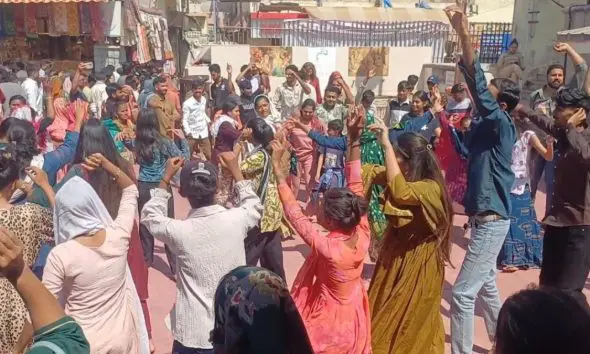 Dwarka Fuldol Utsav: ફૂલડોલ ઉત્સવ પૂર્વે દ્વારકામાં હરિભક્તો ઉમટ્યા, પદયાત્રિકોનો પણ અવિરત પ્રવાહ; રાસ-ગરબા સાથે કરતબોની રમઝટ