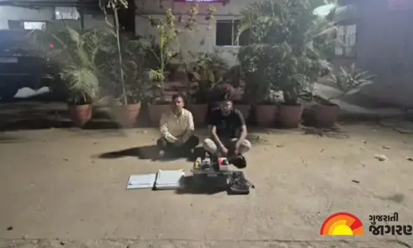 હિંમતનગરમાં નકલી સરકારી સિક્કાનું મસમોટું કૌભાંડ ઝડપાયું: LCB એ જનસેવા કેન્દ્રના ઓપરેટર સહિત બેની ધરપકડ કરી; રૂ 1.05 લાખનો મુદ્દામાલ જપ્ત