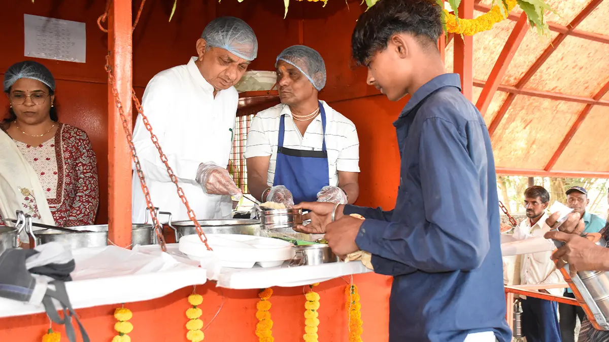 શ્રમ અને રોજગાર મંત્રી કુંવરજી બાવળીયાએ જન્મદિવસ નિમિત્તે શ્રમિકોને ભોજન પીરસ્યું, 'શ્રમિક અન્નપૂર્ણા યોજના' કેન્દ્રની મુલાકાત લીધી