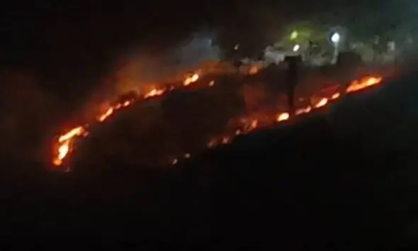 Mahisagar: લુણાવાડામાં ઐતિહાસિક કાલિકા માતાના ડુંગર પર ભીષણ આગ, મંદિર સુધી જ્વાળાઓ પહોંચતા ભક્તોમાં ચિંતા