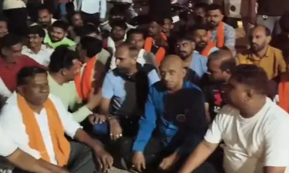 Narmada: નર્મદા ઉત્તરવાહિની પરિક્રમાનો માહોલ ગરમાયો, શ્રદ્ધાળુઓ અને સેવકો ધરણા પર બેઠા; જાણો શું છે મામલો...