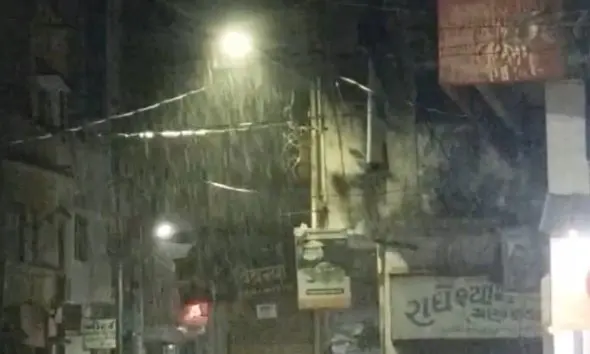 banaskantha-rain-heavy-rain-accompanied-by-thunder-and-lightning-in-amirgarh