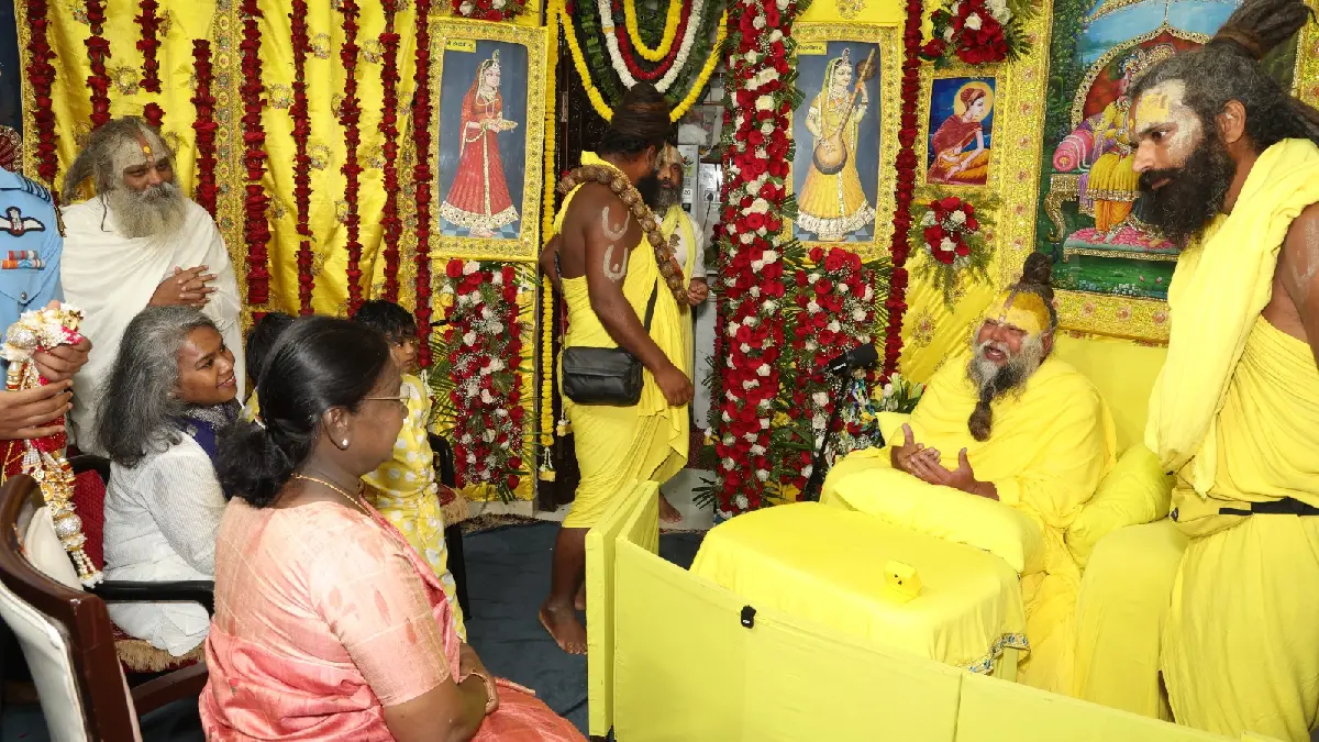 Droupadi Murmu Mathura Visit: રાષ્ટ્રપતિ દ્રૌપદી મુર્મુએ સંત પ્રેમાનંદ મહારાજ સાથે કર્યો આધ્યાત્મિક સંવાદ, 'રાધે-રાધે'થી થયું સ્વાગત