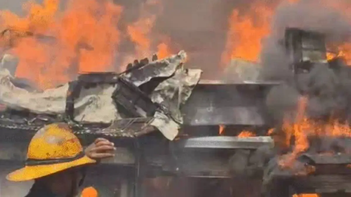 Ahmedabad: કાલુપુરના રેવડી બજારમાં 30થી વધુ દુકાનો આગની ઝપેટમાં, ફાયર વિભાગની 20થી વધુ ગાડીઓનો કાફલો ઘટના સ્થળે