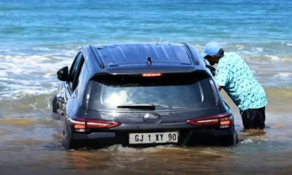 VIRAL VIDEO: ગોવાના વાગેટર બીચ પર ગુજરાત પાસિંગની ફૉર્ચ્યુનર કાર દરિયાના મોજામાં તણાઈ, JCBની મદદથી ખેંચીને બહાર કાઢવી પડી