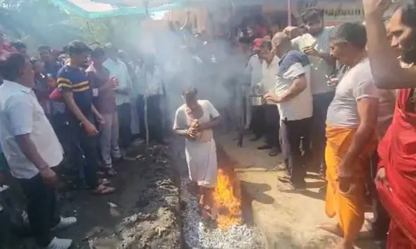 Dahod: રણિયાર ગામે પરંપરાગત ચુલનો મેળો યોજાયો, આદિવાસીઓએ ધગધગતા અંગારાઓ પર ખુલ્લા પગે ચાલીને આસ્થા વ્યક્ત કરી