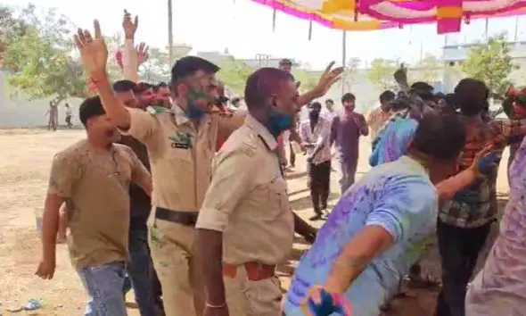 દાહોદ સબ જેલમાં હોળી-ધુળેટી પર્વની ઉજવણી, ધારાસભ્ય કનૈયાલાલ કિશોરીએ કેદીઓ સાથે રંગોનો પર્વ માણ્યો