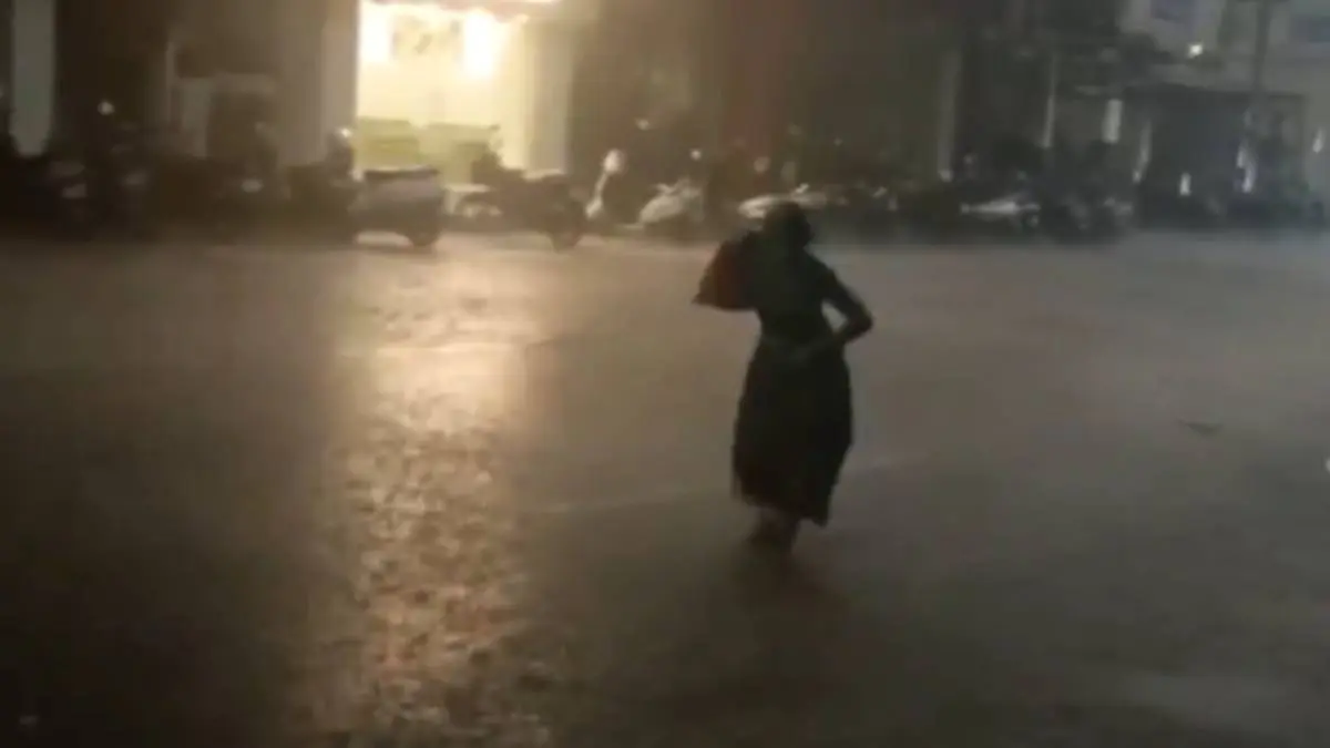 ગુજરાતમાં મોસમનો મિજાજ બદલાયોઃ અમદાવાદના પૂર્વ વિસ્તારમાં કરાં પડ્યા, વેરાવળ-કલ્યાણપુરમાં ગાજવીજ સાથે એક ઈંચ ખાબક્યો