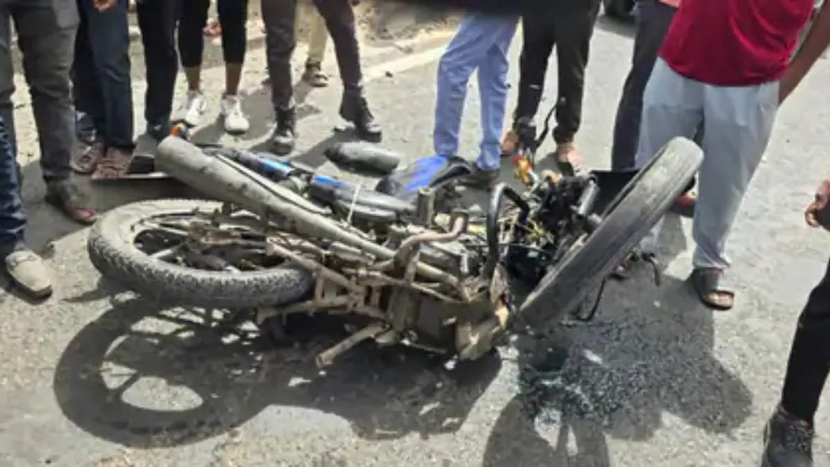 kheda-news-speeding-truck-claims-lives-of-father-and-two-sons-on-ahmedabad-highway-717855