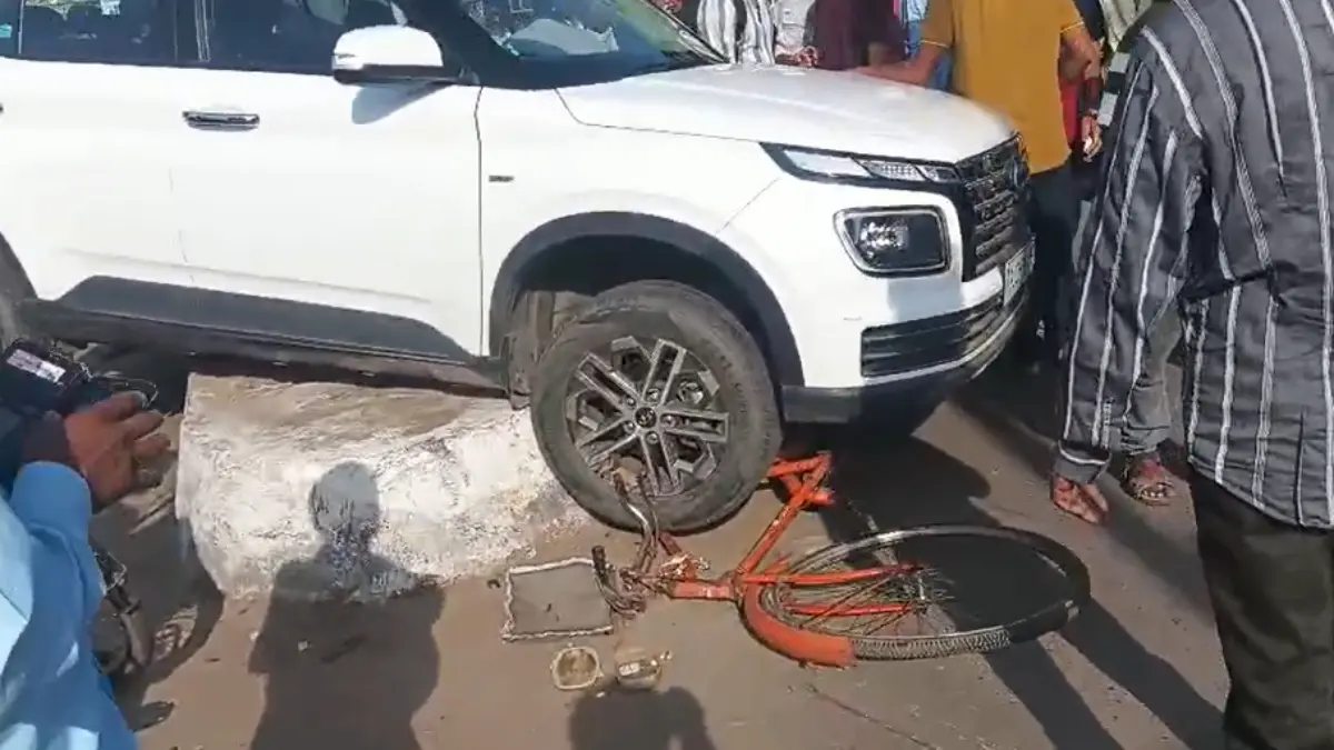 Vadodara: દિવાળીપુરામાં હૃદયદ્રાવક અકસ્માત; રિવર્સ લેતી કારે વૃદ્ધ સાયકલ સવારને અડફેટે લીધા, 20 ફૂટ સુધી ઢસડ્યા 