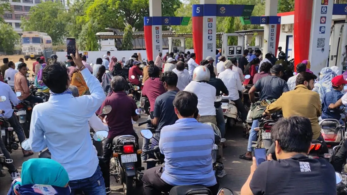 Banaskantha: બનાસકાંઠામાં પેટ્રોલ-ડીઝલનો પુરતો જથ્થો ઉપલબ્ધ, જિલ્લા કલેક્ટરની નાગરિકોને અફવાઓથી દૂર રહેવા અપીલ