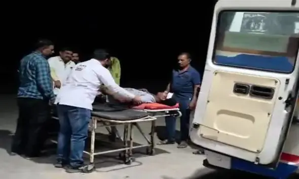 Botad: ગઢડાના માંડવધર ગામે પિતા-પુત્ર પર જીવલેણ હુમલો; 10 શખ્સોએ ઘાતક હથિયારથી ગંભીર ઈજાઓ પહોંચાડી