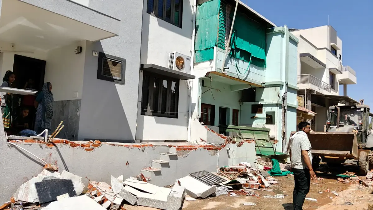 ઇડરના ચિત્રોડા અને ચોરીવાડ ગામે રસ્તાના દબાણો દૂર કરાયા, પોલીસ બંદોબસ્ત સાથે તંત્રની કામગીરી