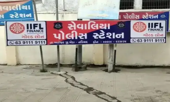 Kheda: સેવાલિયા નજીક હાઇવે પર ટેન્કર પલટ્યુ: હજારો લિટર ઇંધણ રસ્તા પર વહ્યું, 10 લાખથી વધુનું નુકસાન