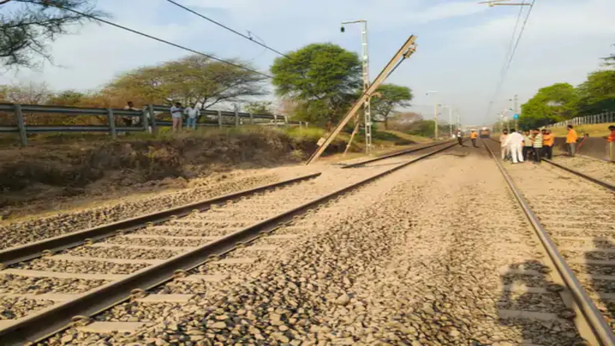 ગોધરા પાસે હાઈ ટેન્શન વીજ લાઈન તૂટતાં દિલ્હી-મુંબઈ રેલ વ્યવહાર અસરગ્રસ્ત થયો, સમારકામ બાદ ટ્રેક કાર્યરત કરાયો