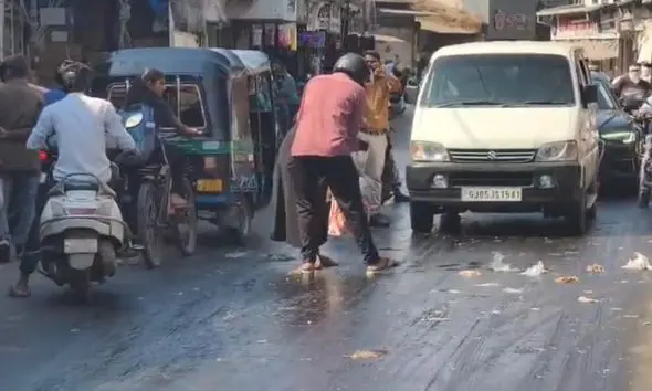 Navsari News: નવસારીમાં ગરમીનું રૌદ્ર સ્વરૂપ: ડામરના રસ્તા ઓગળ્યા, ચપ્પલ ચોંટતા રાહદારીઓ ફસાયા