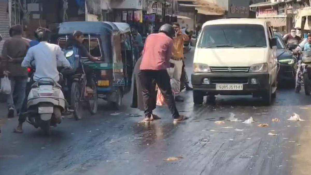 Navsari News: નવસારીમાં ગરમીનું રૌદ્ર સ્વરૂપ: ડામરના રસ્તા ઓગળ્યા, ચપ્પલ ચોંટતા રાહદારીઓ ફસાયા