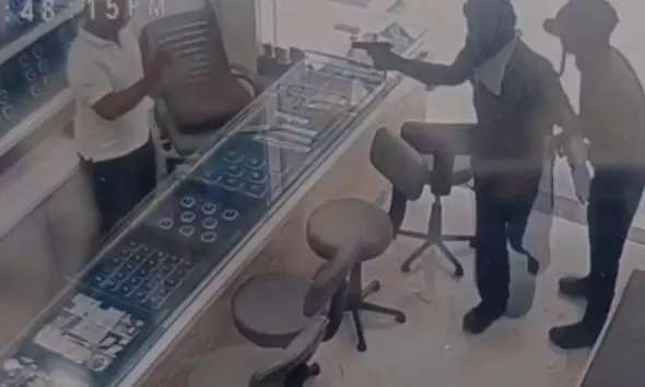 Navsari: બીલીમોરામાં ફિલ્મી ઢબે લૂંટનો પ્રયાસ, જ્વેલર્સે હિંમતપૂર્વક સામનો કરતાં ફાયરિંગ કરી લૂંટારાઓ ફરાર; ઘટના CCTVમાં કેદ