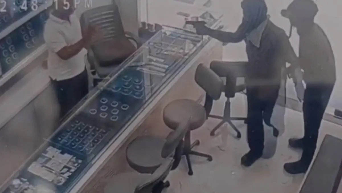 navsari-news-daylight-robbery-attempt-at-jewellers-in-bilimora-owner-shot-while-resisting-723621