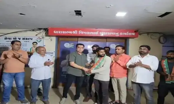 Gir Somnathના સ્થાનિક રાજકારણમાં મોટી ઉથલપાથલ; 'આપ' ના 30થી વધુ કાર્યકરોએ કોંગ્રેસનો ખેસ ધારણ કર્યો