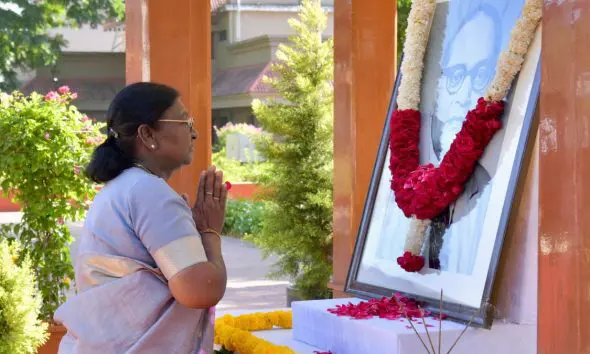 Gandhinagar: રાષ્ટ્રપતિ દ્રૌપદી મુર્મુનો ગુજરાત પ્રવાસ, લોકભવન ખાતે ડૉ. આંબેડકરને પુષ્પાંજલિ અર્પણ કરી 