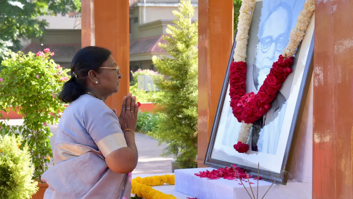 Gandhinagar: રાષ્ટ્રપતિ દ્રૌપદી મુર્મુનો ગુજરાત પ્રવાસ, લોકભવન ખાતે ડૉ. આંબેડકરને પુષ્પાંજલિ અર્પણ કરી 