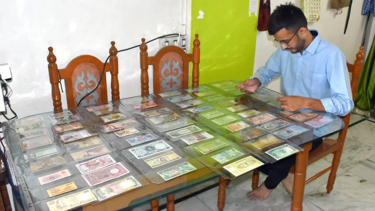 vadodara-news-unique-hobby-indian-engineer-collects-1-currency-notes-from-82-countries-721639