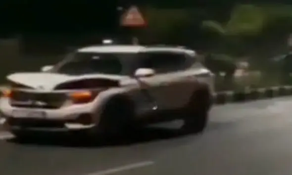 Gandhinagar: કોબા રોડ પર અકસ્માત, પૂરપાટ કારની ટક્કરે 18 વર્ષીય યુવકનું મોત; ચાલક કાર મૂકીને ફરાર