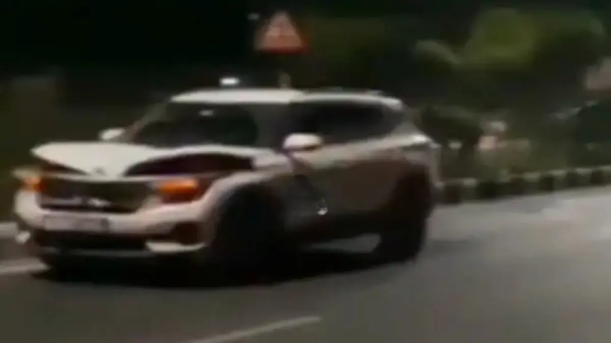 Gandhinagar: કોબા રોડ પર અકસ્માત, પૂરપાટ કારની ટક્કરે 18 વર્ષીય યુવકનું મોત; ચાલક કાર મૂકીને ફરાર