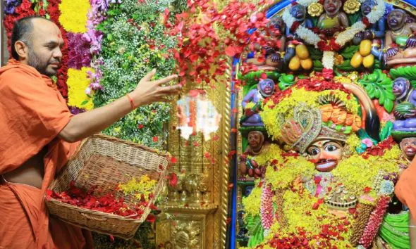 Hanuman Jayanti Special: સાળંગપુરધામમાં 1008 કિલો પુષ્પોના અભિષેક-પુષ્પવર્ષા સાથે કષ્ટભંજનદેવ દાદાનું દિવ્યો રાજોપચાર પૂજન