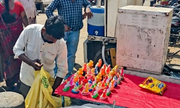 Kheda: ડાકોરમાં રસ્તા પર મૂર્તિ વેચતા ફેરિયાને ઇન્કમટેક્સની નોટિસ, બાકી રકમ અધધ રૂ. 19.84 કરોડ!