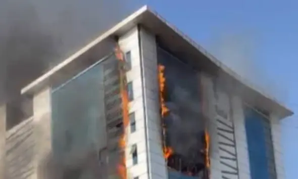 Vadodara: ગોત્રીના 'ઈસ્કોન એટ્રીયા'માં ભીષણ આગથી અફરાતફરી, ફાયર વિભાગે મેજર કોલ જાહેર કર્યો