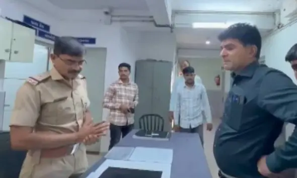 Devbhumi Dwarka: ખંભાળિયા પોલીસ મથકમાં હોબાળો, AAPના પ્રદેશ પ્રમુખ ઈસુદાન ગઢવી સહિત કાર્યકરોની અટકાયત કરાઈ