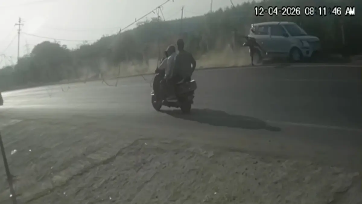 Surat: કામરેજમાં ભયાનક હિટ એન્ડ રન, અજાણી કારે મારી ટક્કર, યુવક હવામાં ફંગોળાયો; ઘટના CCTVમાં કેદ