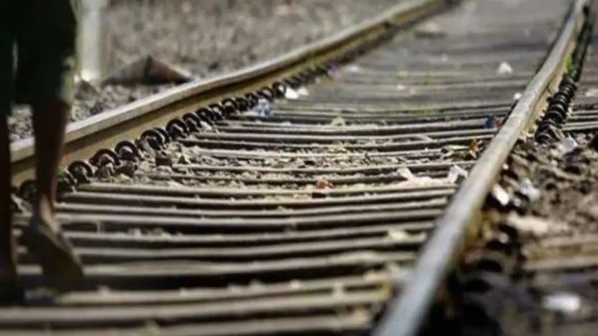 Karchhana Train Deaths: પ્રયાગરાજમાં ટ્રેન નીચે કપાતા પાંચ યુવકોના મોત, એક કૂદ્યો… ચાર તેની પાછળ ઉતર્યા અને જીવ ગુમાવી બેઠા