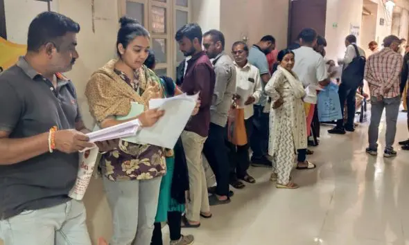 RTE Admission 2026: એક દીકરીના પ્રમાણપત્ર માટે રાજકોટ મનપામાં સવારે 6 વાગ્યાથી અરજદારોની લાંબી લાઈનો લાગી