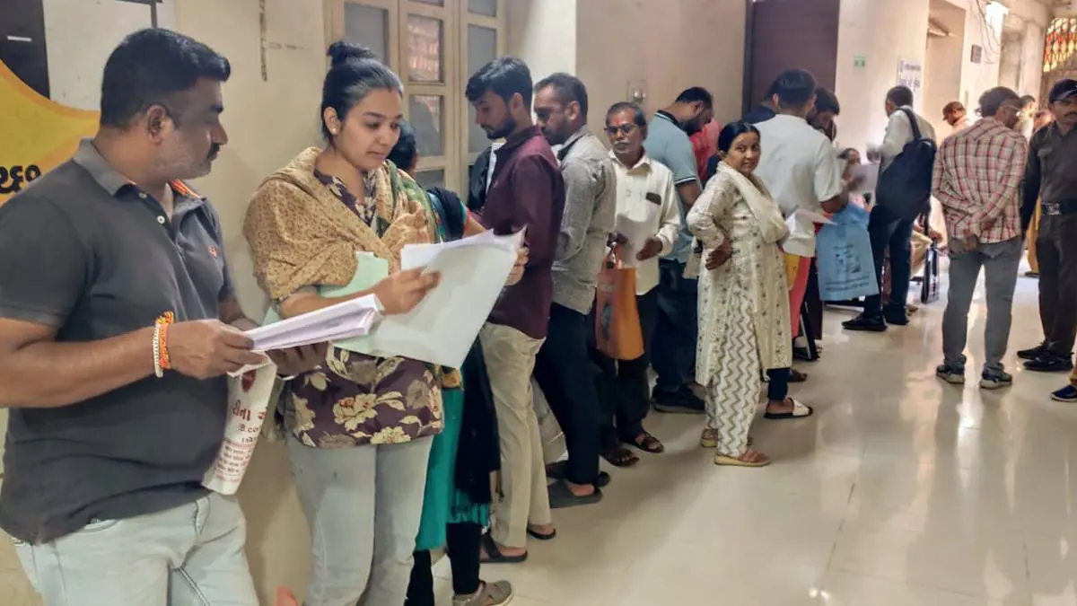 rte-admission-2026-long-queues-at-rajkot-municipal-office-from-6-am-for-single-girl-certificate-721747